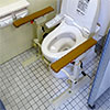 トイレ用たちあっぷⅡ」は、アルミ製で軽いため狭いトイレ内でも楽に設置ができます。安心できる座位保持と立ち座りをサポートいたします。
