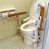 「トイレ用たちあっぷⅡ」は、移乗動作の邪魔にならないようにアームレストの跳ね上げが可能です。安心できる座位保持と立ち座りをサポートいたします。