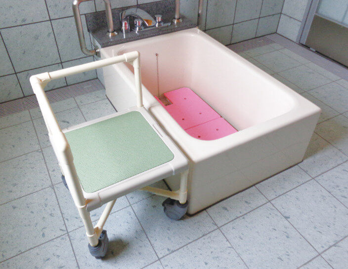 矢崎工業　ヤザキ　イレクター　風呂　介護　入浴台　ピンク イレクターとは｜福祉用具なら【矢崎化工kaigo-web】