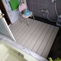 洗い場の安全性を高め、転倒リスクを減らしたい