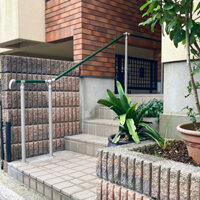 外観に合うグリーンの手すりで、安全な階段昇降