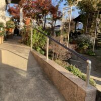 スロープに沿った手すりを設置したい